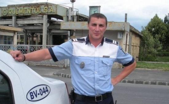 Marian Godină, batjocorit și amenințat de jandarmi. O domnișoară &icirc;n uniformă a pornit războiul: "A ținut să &icirc;i arate unei prietene de-ale ei că am față de prost chiar și desenat"