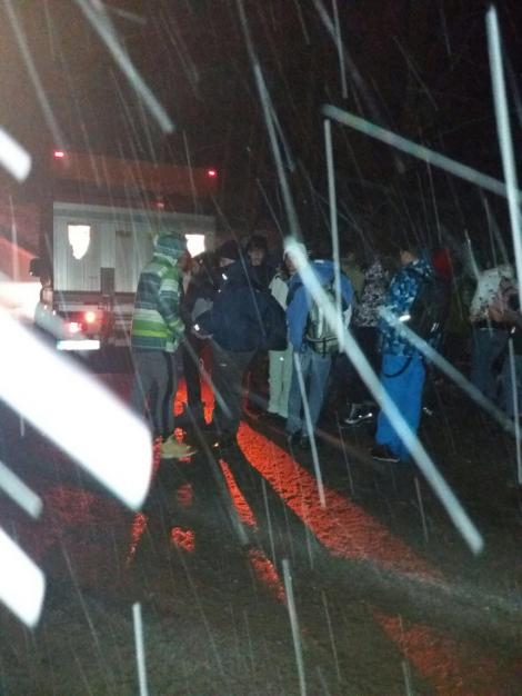 Clipe de teroare! Peste 50 de elevi, înghețați de frig în munți, după ce autocarul s-a defectat! Copiii, găsiți de drumarii care lucrau la deszăpezire