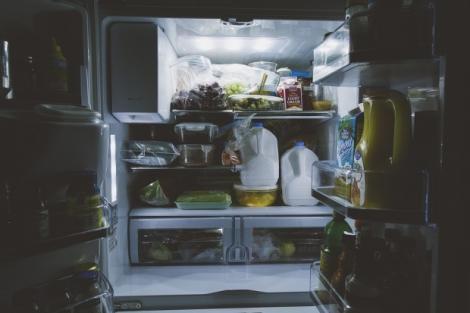 Cum să îndepărtezi mirosurile grele din frigider! Ai nevoie doar de câteva produse foarte ieftine