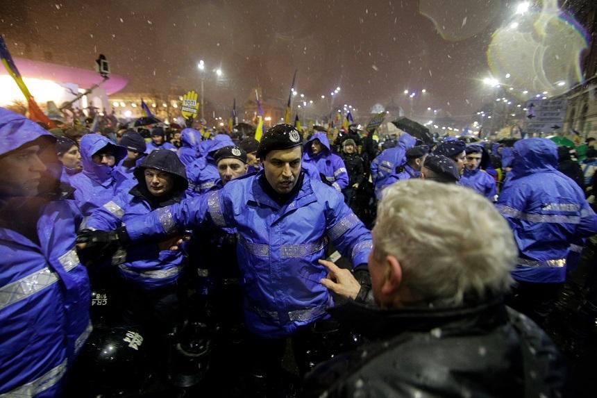 Şeful Jandarmeriei: Jandarmul filmat c&acirc;nd lovea protestatarii s&acirc;mbătă &icirc;şi va continua activitatea &icirc;n instituţie p&acirc;nă la dovedirea vinovăţiei. La DNA nu a făcut nimic care să &icirc;ncalce legea