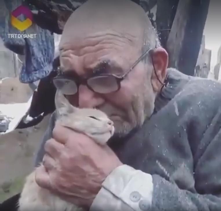 I-a ars casa din temelii, dar pl&acirc;nge de fericire. Un bătr&acirc;n &icirc;și str&acirc;nge pisica la piept, după ce a reușit să o salveze din flăcări. Cu at&acirc;t a mai rămas! Imaginile sunt impresionante