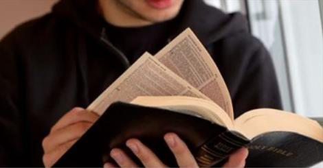 Un bărbat a citit Biblia de șase ori în șase luni! Ce a pățit după întrece orice imaginație