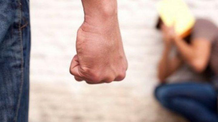 Elev de 17 ani, bătut, la şcoală, de cinci tineri. Au așteptat pauza și l-au luat direct din clasă. Părinții au fost chemați de urgență