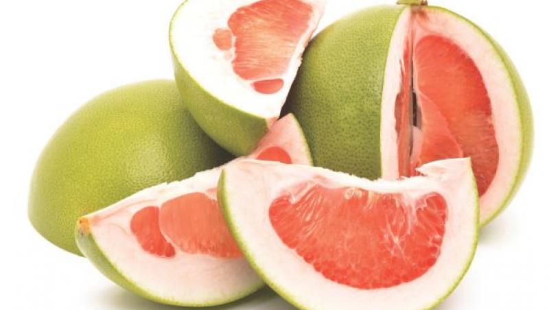 Câți dintre noi știm cât de bogat în vitamine e pomelo? Tu îl consumi des? Uite ce beneficii are acest fruct!