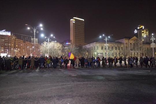 Protestul din Piaţa Victoriei s-a &icirc;ncheiat cu o Horă a Unirii! &bdquo;Hai să dăm m&acirc;nă cu m&acirc;nă/ Cei cu inima rom&acirc;nă,/ Să-nv&acirc;rtim hora frăţiei/ Pe păm&acirc;ntul Rom&acirc;niei!&rdquo;