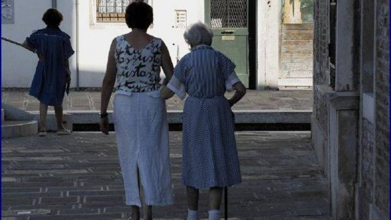 Bătrânii din Cizmă refoloseau hârtia igienică și o obligau să le spele lenjeria intimă cu mâna! Povestea Elenei, româncă plecată în Italia: „Mâncam o bucată de pâine sub cearșaf, cu lacrimi”