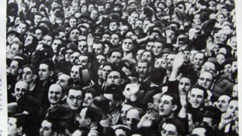 Ceaușescu a păcălit 23.000.000 de români. A intrat în cărțile de istorie cu un fals, cu o foarfecă și cu o lupă. I-au lipit capul la o manifestație pro-regalistă, unde s-a salutat fascist!!!