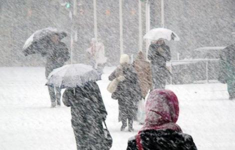 Nămeţi de peste DOI METRI înălţime, trenuri blocate în zăpadă, avioane rămase la sol şi accidente rutiere. Ninsorile nu se mai opresc în Japonia!