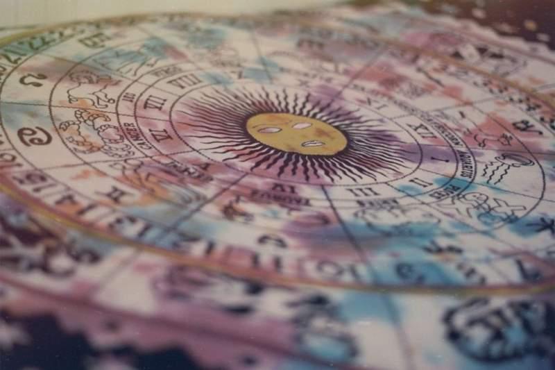 HOROSCOPUL ZILEI DE S&Acirc;MBĂTĂ, 27 IANUARIE. Gemenilor, riscați prea multe dacă continuați să vă comportați ca un copil! O ZODIE &icirc;și va &icirc;nt&acirc;lni marea iubire