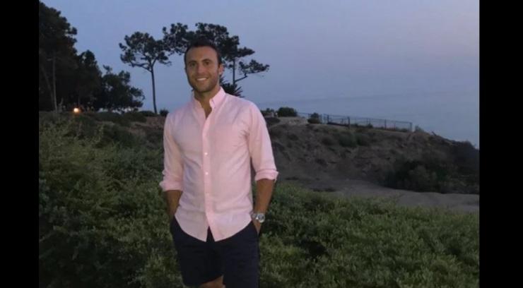 E putred de bogat dar nu-și găsește perechea! Oferă 10.000 de dolari oricui &icirc;i prezintă o femeie pe gustul lui! Care sunt cerinţele?