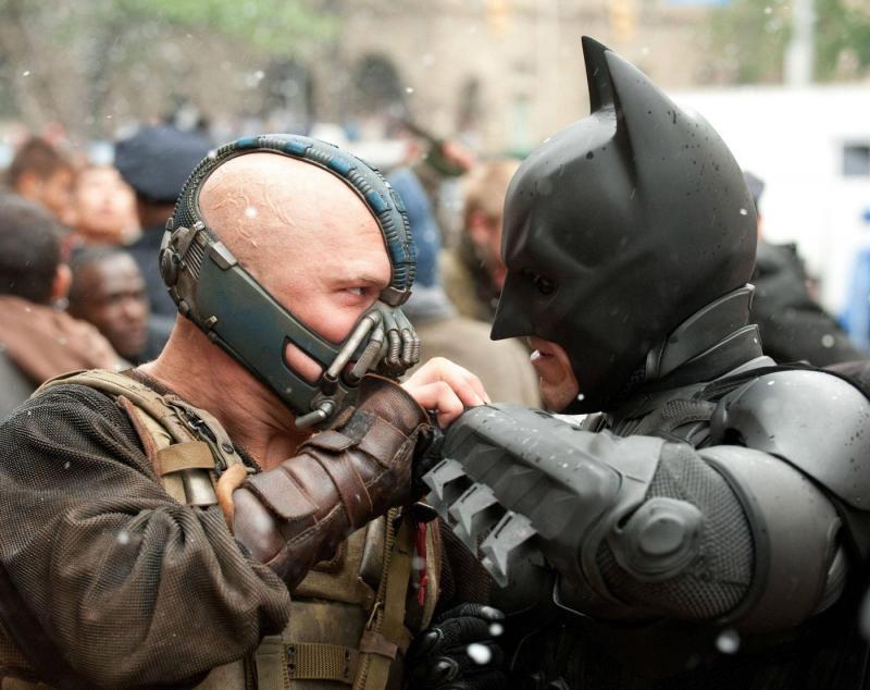 JOI, DE LA 20:00: ”Cavalerul negru: Legenda renaște” - un film în care Christian Bale, ”actorul cu o mie de chipuri”, joacă magistral! A îmbrăcat cu demnitate pelerina neagră a lui Batman!