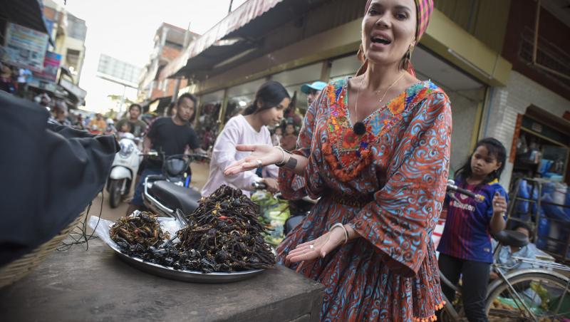 Gina Pistol se familiarizează cu mâncărurile bizare ale asiaticilor: tarantule, scorpioni și...greieri prăjiți!