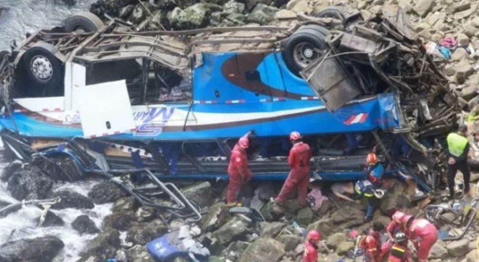 Accident groaznic. Un autobuz a plonjat &icirc;n gol. Sunt cel puțin 48 de morți!