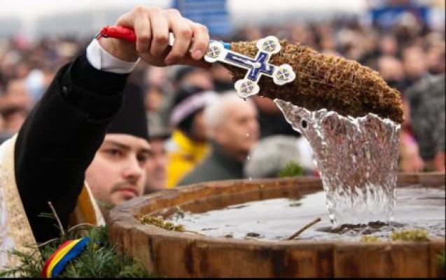 150.000 de sticle cu aghiasmă vor fi &icirc;mpărţite credincioşilor de Bobotează! Semnificația apei sfinte și ce NU este bine să faci cu ea
