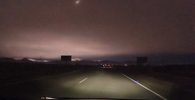 Momente de panică după ce o bilă de foc și-a făcut apariția pe cer! Imaginile par desprinse dintr-un film SF!