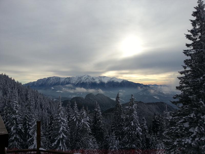 Cinci tineri rătăciţi &icirc;n timp ce se deplasau spre masivul Postăvarul, recuperaţi de jandarmi &icirc;n Brașov