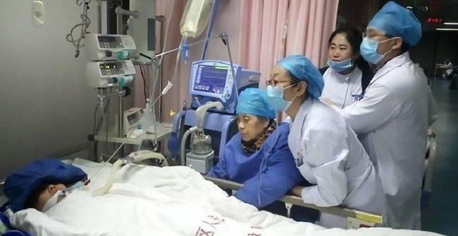 O doctoriță de 43 de ani a murit după ce a muncit 18 ore fără &icirc;ntrerupere. &Icirc;n agonie, femeia s-a prăbușit epuizată &icirc;n față pacientului