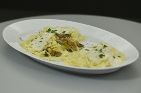 Rețetă simplă și delicioasă de paste cu sos alb și ciuperci murate. Se prepară rapid și cu puține ingrediente.