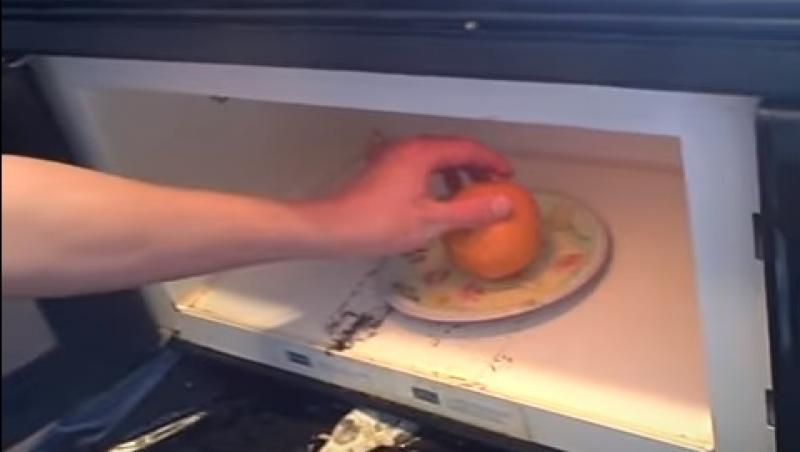 O femeie a băgat o portocală în cuptorul cu microunde și a așteptat câteva secunde! Ce s-a întâmplat cu fructul