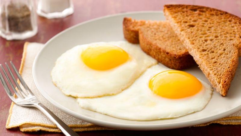 Uită de tigaie! Cum faci omletă sau ouă ochiuri în cuptorul cu microunde, în mai puțin de un minut!