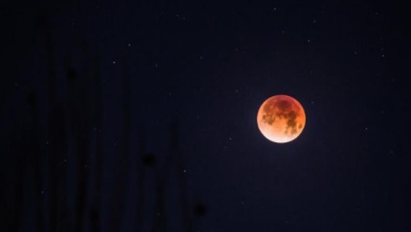 Imagini spectaculoase cu super luna albastră sângerie! Omenirea asistă la un fenomen ce se întâmplă o dată la 150 de ani!