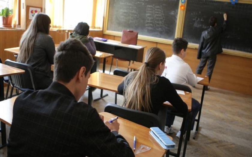 Materii noi pentru elevi: De anul viitor, &icirc;n școli s-ar putea studia Astronomie sau Repararea calculatoarelor