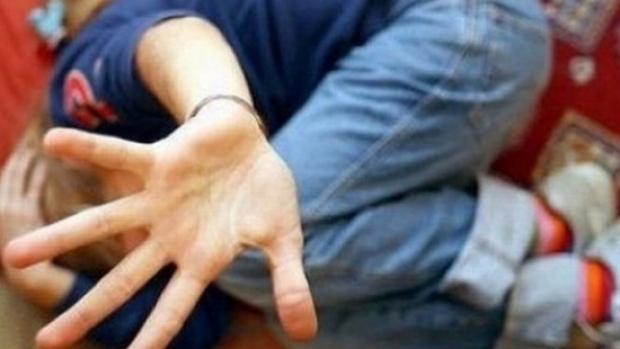 Un tată și-a bătut crunt fiica de șapte ani, cu o coadă de topor, p&acirc;nă a rămas fără splina! Vecinii fac declarații șocante: "&Icirc;și bătea copiii ca să se distreze!"