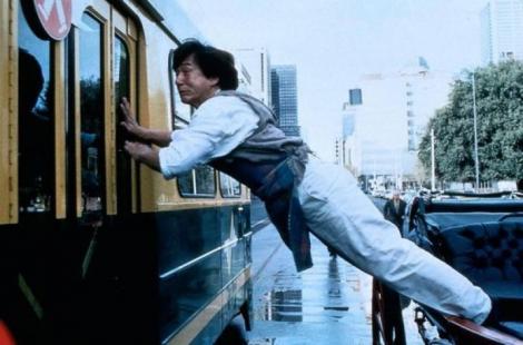 Jackie Chan, altfel de cum îl știți. „Bombardierul” din Hong Kong e un „Băiat de treabă ”vineri, la Antena 1!