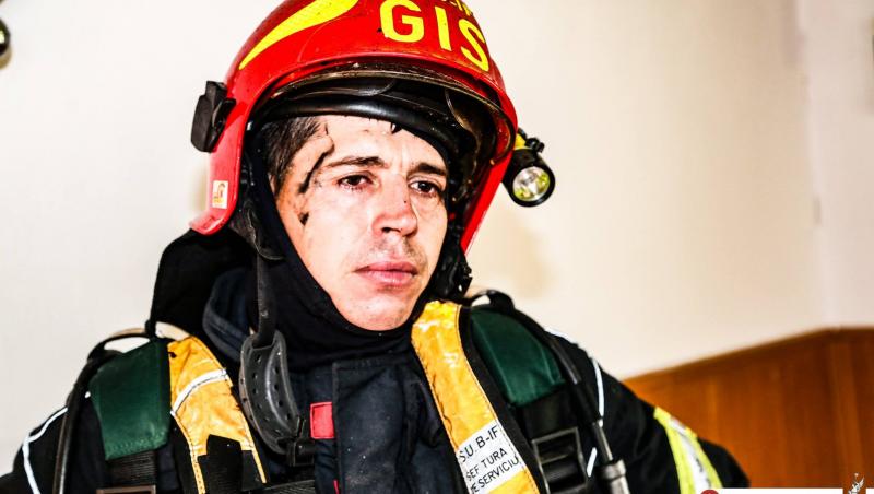 Povestea din spatele IMAGINII ZILEI! Un pompier  a înghețat la propriu, după ce a stat mai multe ore într-un ger năpraznic pentru a salva vieți