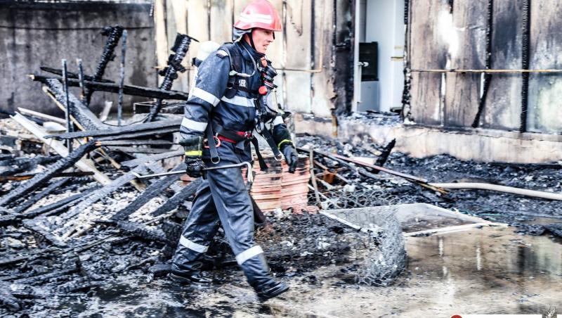 Povestea din spatele IMAGINII ZILEI! Un pompier  a înghețat la propriu, după ce a stat mai multe ore într-un ger năpraznic pentru a salva vieți