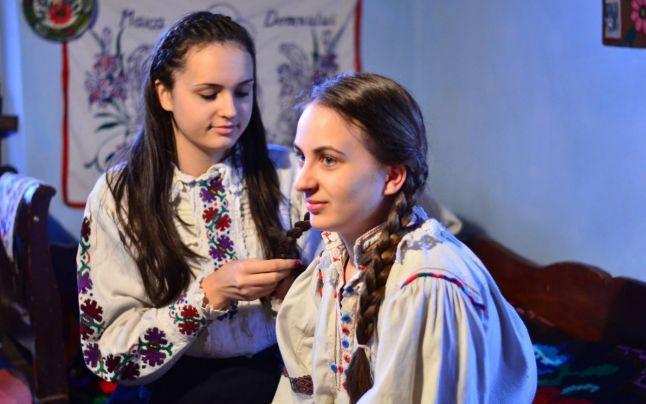 Tradiții &icirc;n Ajun de Bobotează. De ce fetele nemăritate trebuie să se roage și să-și pună busuioc sub pernă, iar copiii să meargă la colindat