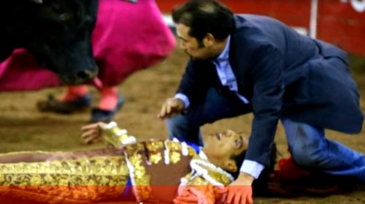 Video terifiant. Un toreador este răpus de taur &icirc;n faţa a mii de spectatori iar fratele său sare din tribună pentru a-l ajuta. Ce se &icirc;nt&acirc;mplă &icirc;n acel moment