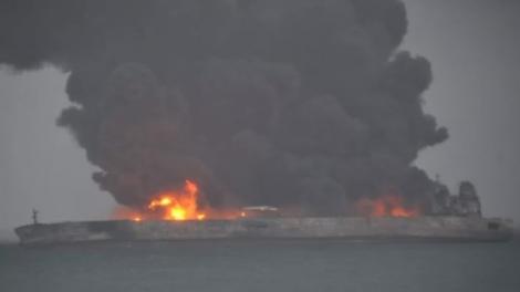 Dezastru în marea Chinei de Est, după ce un petrolier şi un cargo s-au ciocnit. 32 de persoane sunt date dispărute, iar autoritățile nu se pot apropia: "Există riscul ca tancul petrolier să explodeze"