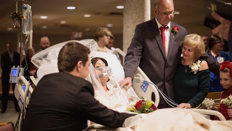 Cea mai frumoasă tristă nuntă din istorie. S-au căsătorit pe patul de spital apoi, după 18 ore, mireasa a murit!