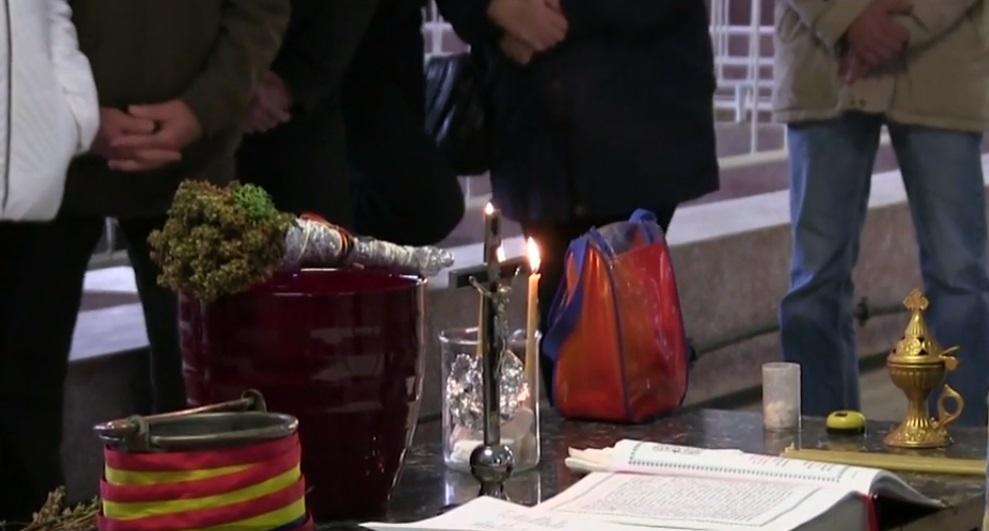 Credincioșii nu mai trebuie să meargă la biserică pentru agheasmă! Un preot din Prahova a găsit soluția perfectă!