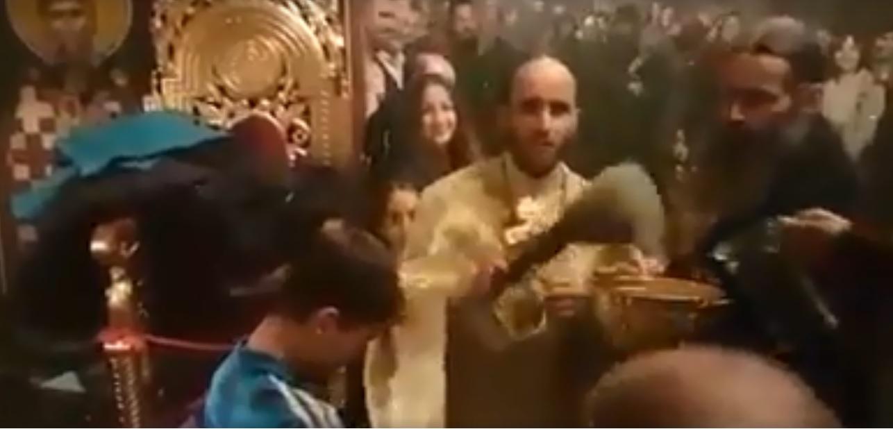 Video: Obiceiul vesel de Bobotează din Deva. Cum sunt spălați credincioșii de păcate