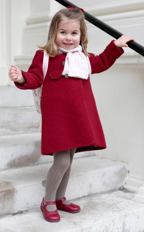 Imaginile sunt adorabile! Prinţesa Charlotte a fost surprinsă în prima zi de grădiniță, la o creşă din Londra