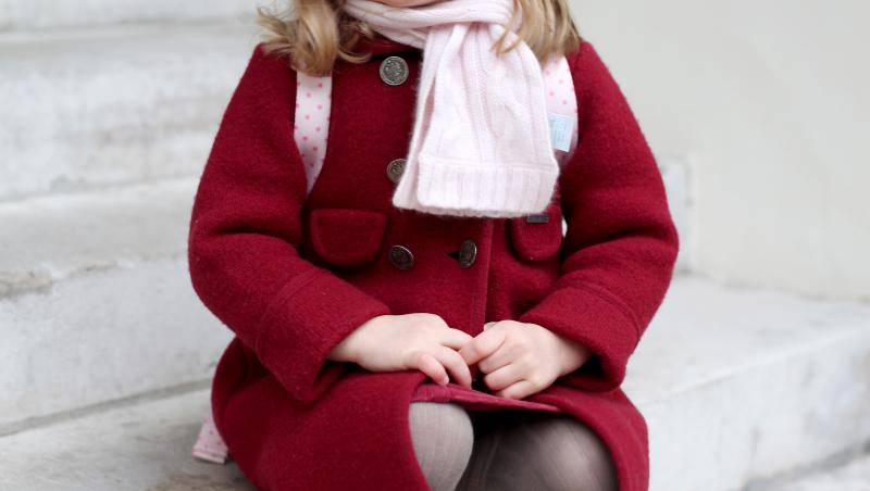 Imaginile sunt adorabile! Prinţesa Charlotte a fost surprinsă în prima zi de grădiniță, la o creşă din Londra