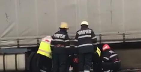 Șofer de TIR din Dâmbovița, prizonier între remorcă și asfalt! Ce au descoperit pompierii la fața locului!