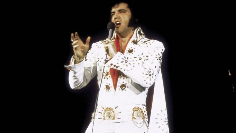 „Elvis Presley NU A MURIT”! Fotografia făcută ieri, în care apare un bărbat misterios, stârnește isterie pe internet: „E el, e REGELE!!”