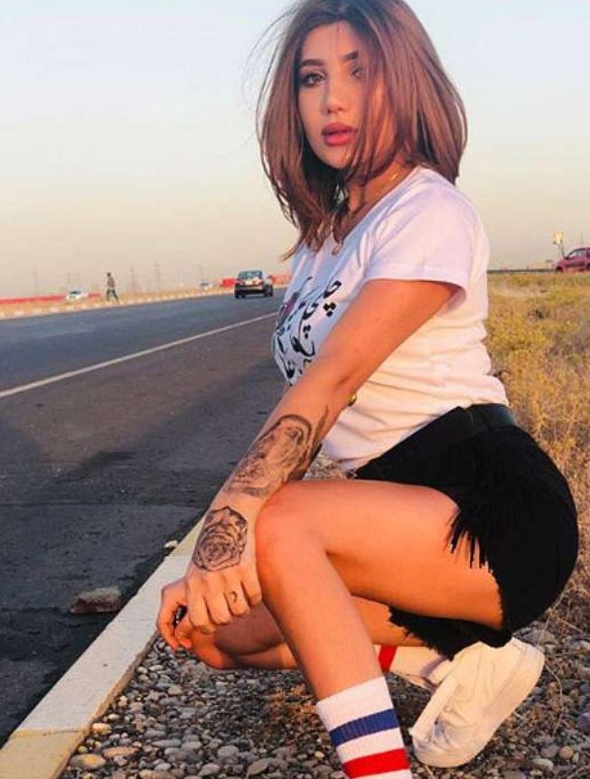 Momentul șocant &icirc;n care un model este &icirc;mpușcat &icirc;n cap, de un motociclist! Imaginile au făcut &icirc;nconjurul lumii