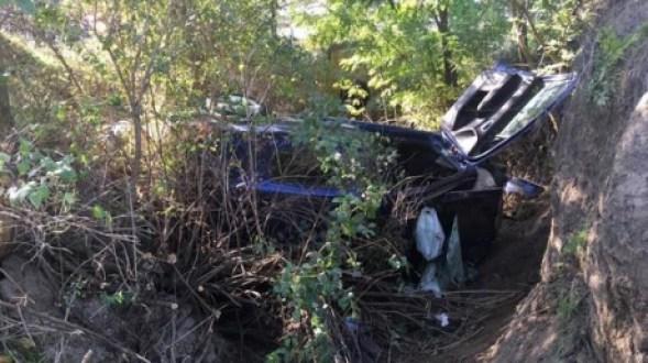 ULTIMĂ ORĂ! Doi bărbați au murit, iar o t&acirc;nără a fost rănită grav, după ce mașina lor a căzut &icirc;ntr-o r&acirc;pă