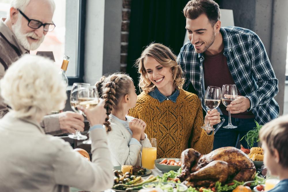 Cina din familie se schimbă cu fiecare generație. Cum influențează viața modernă masa de acasă