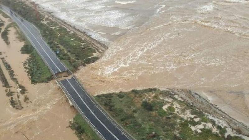 Tragedia s-a REPETAT! Autoritățile sunt în ALERTĂ după ce un pod s-a surpat (VIDEO)
