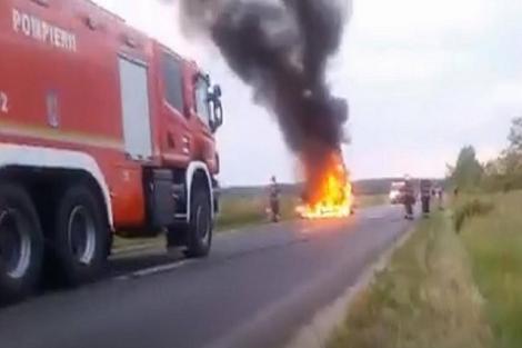 (VIDEO) Imagini APOCALIPTICE pe o șosea din Constanța. O mașină arde ca o torță!