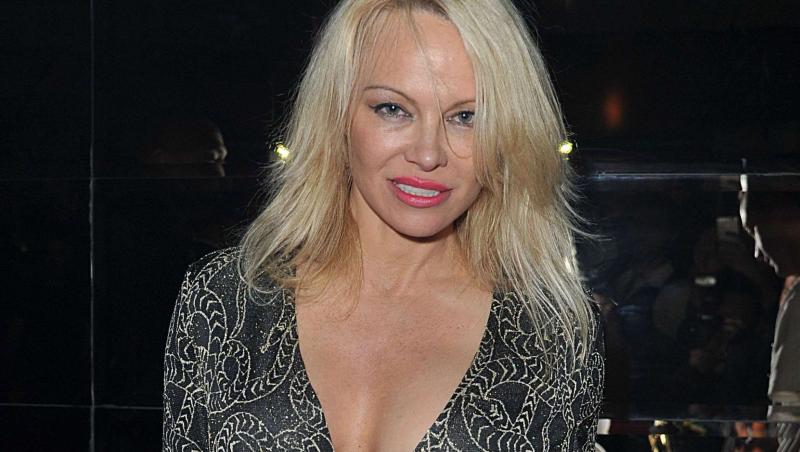 Actrița Pamela Anderson a  fost închisă într-o cușcă. Motivul pentru care s-a întâmplat asta: “este o cauza care mă emoționează”