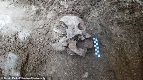 Descoperire MACABRĂ în Italia! Cum a fost îngropat un copil „vampir” acum 2.000 de ani, ca să nu „se trezească din morți” - FOTO