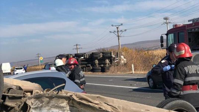 FOTO| Plan Roşu de Intervenţie în Vaslui, după ce un TIR şi două autoturisme s-au ciocnit! Victimele sunt încarcerate
