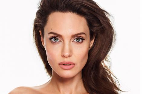 Schimbare radicală pentru Angelina Jolie! Actrița s-a făcut blondă și are un nou look. Cum îi stă mai bine?