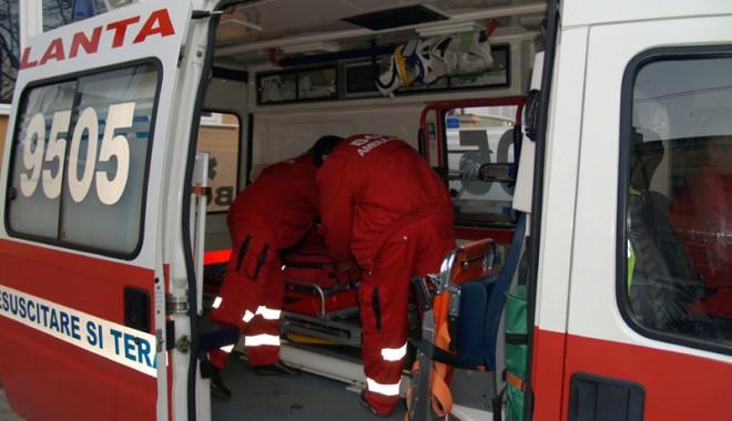 Șoferul unei ambulanțe s-a urcat băut la volan și a ajuns cu vehiculul &icirc;n șanț! Asistenta și pacientul au fost răniți! Ce alcoolemie record a avut